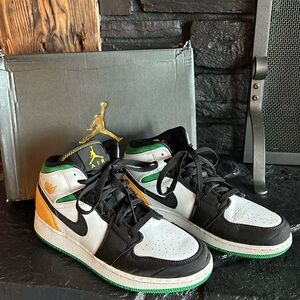 Air Jordan 1 MID SE (GS) - Size 6.5